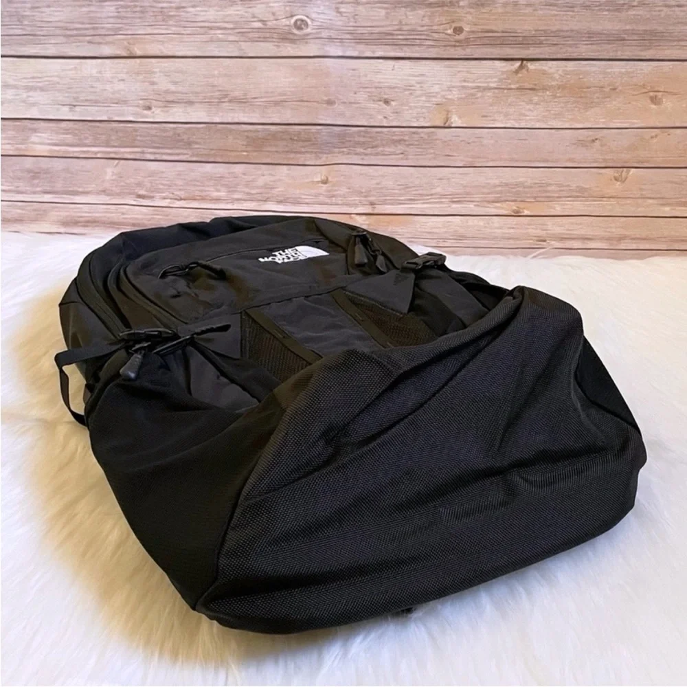 The North Face Unisex Recon Black 30 Liter Backpack - Picture 5 of 10